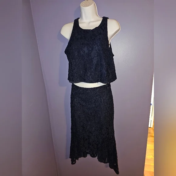 Two-piece Lulu's lace cropped skirt set in Navy Blue - Picture 4 of 16